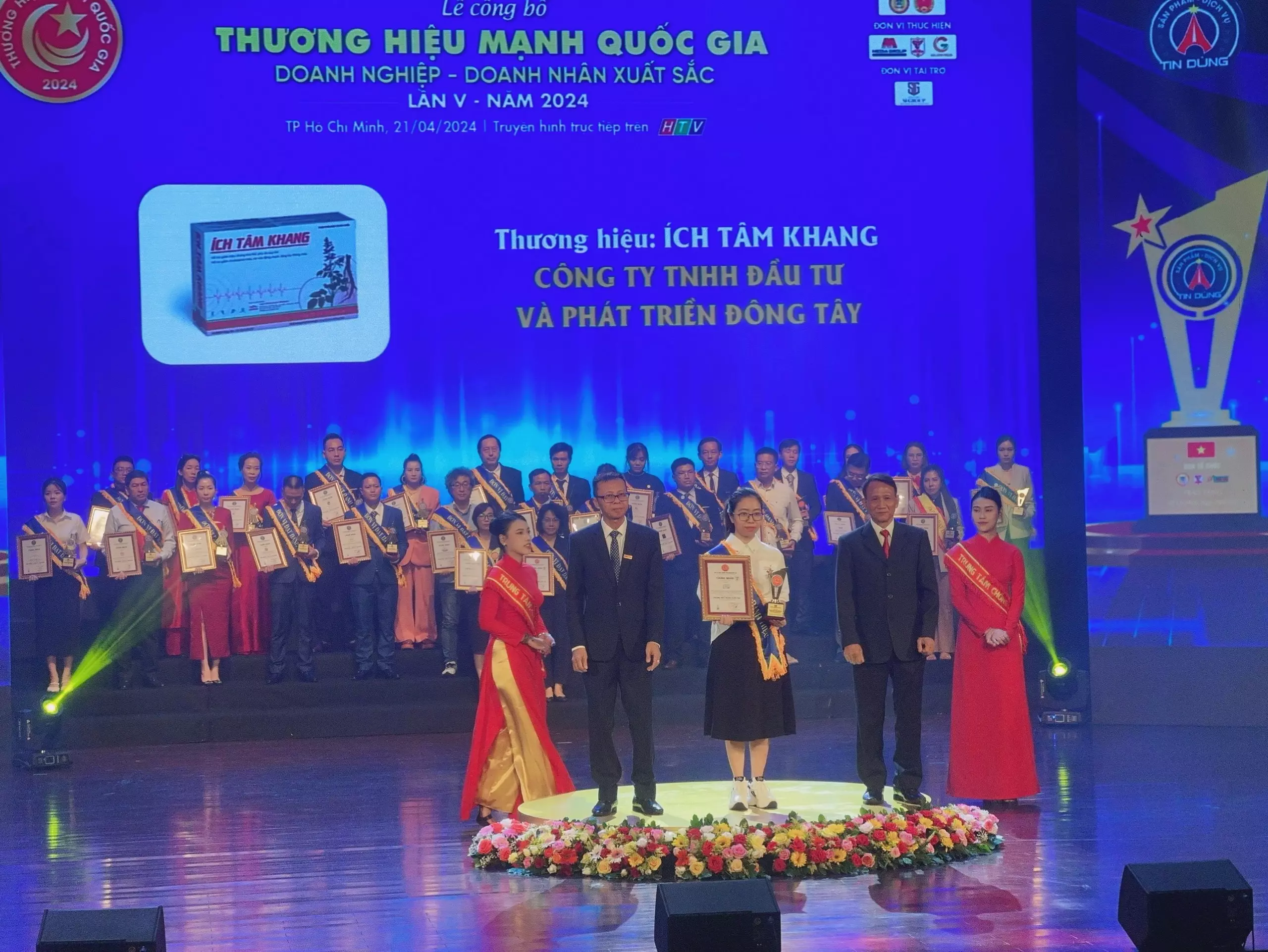 Đại diện nhãn hàng Ích Tâm Khang nhận giải thưởng “Top 10 Thương hiệu mạnh Quốc gia 2024”.webp
